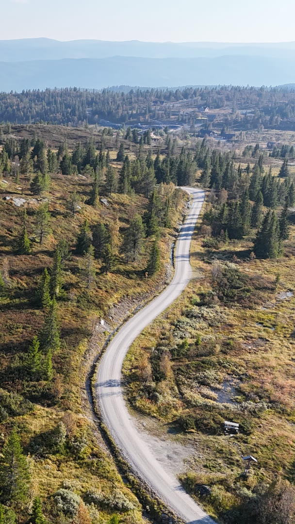 Grusvegen som slynger seg gjennom fjellterrenget mot vidda